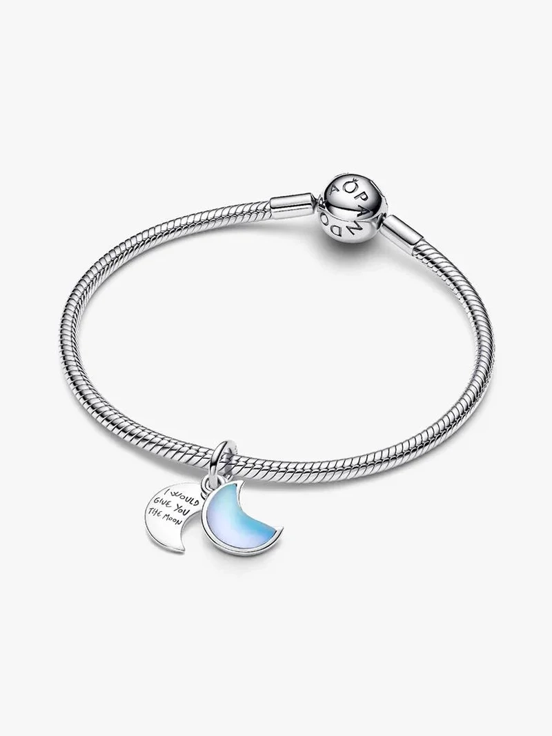 Glittrande halvmåne hängberlock i silver från Pandora Moments kollektionen.