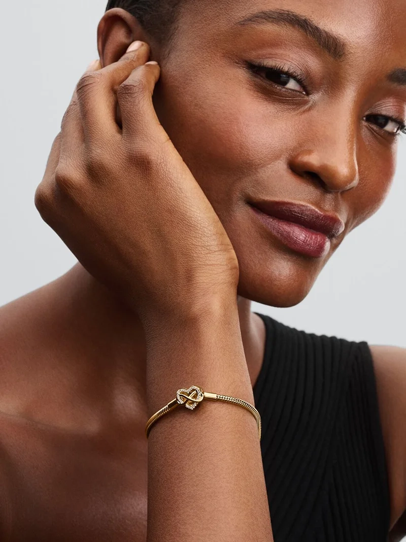 Pandora Moments Glittrande Ormkedjearmband med Hjärtlås Guld. Smyckat med stenar och ingraverat med "Family forever and always". En symbol för evighet och familjeband.