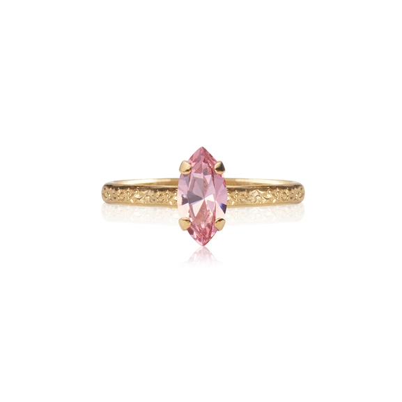 Guldfärgad Petite Navette-ring från Caroline Svedbom med ljusrosa kristall