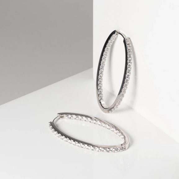 Ellisse Medio Örhängen i silver med gnistrande Cubic Zirconia-stenar från Sif Jakobs
