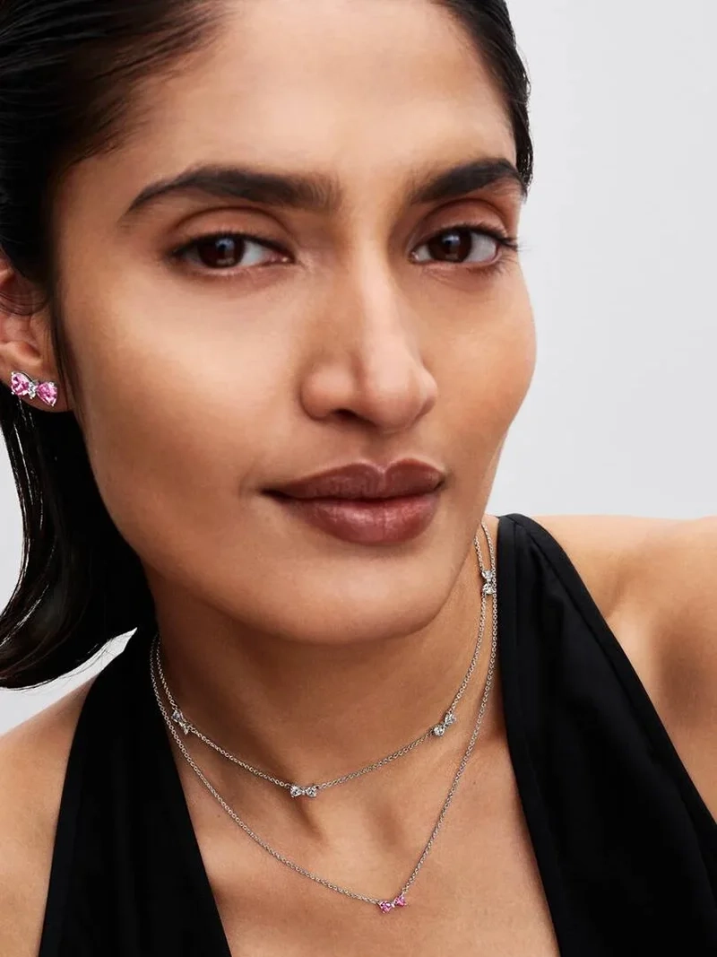 Rosa Rosetter Örhängen från Pandora. Fånga din eleganta stil med dessa vackra stiftörhängen dekorerade med hjärtformade rosa och klara zirkoniastenar. Perfekt accessoar för glamour och stil.