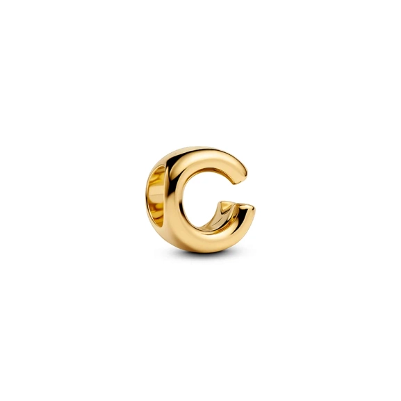 C-kirjain Charm Gold Pandora Momentsilta. Tyylikäs lisä tyyliisi henkilökohtaisella otteella. Luo ainutlaatuisia viestejä tällä kauniilla viehätysvoimalla.