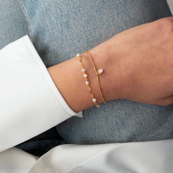 ett elegant armband i 18K guldpläterat silver med droppformad kubisk zirkon