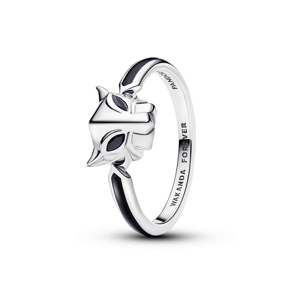 Marvel Black Panther Ring med djupsvarta konstgjorda ädelstenar och inskriptionen "WAKANDA FOREVER".