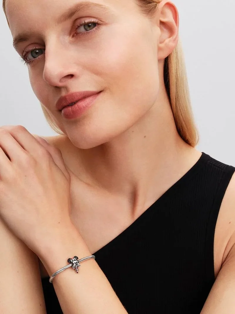 Mimmi Pigg julberlock från Pandora i sterlingsilver med livfulla emaljdetaljer. En festlig atmosfär med tomteluva och juldräkt sprider Disney-magi.