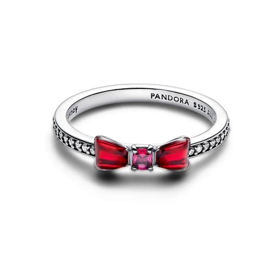 Disneyprinsessan Snövit Rosettring i sterlingsilver med fuchsiafärgad artificiell kristall och kubisk zirkonia. Kanalinfattat ringband med graverad ©Disney-logotyp. Passar både vardag och fest.