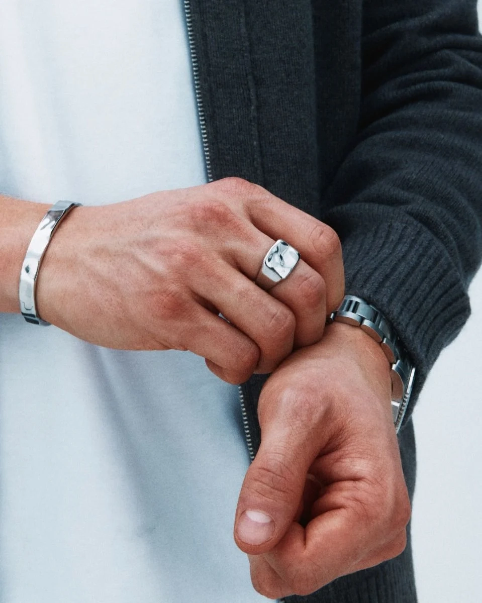 Ring i polerat rostfritt stål med mjukt hamrad