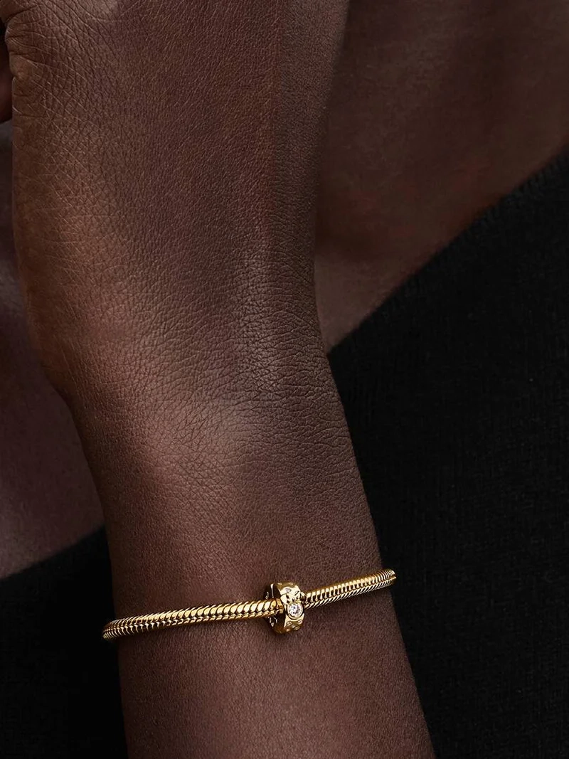 Musse och Mimmi Pigg clipberlock i guld med strålande stenar. Disney x Pandora kollektion. Låt deras magiska charm lysa upp din smyckessamling.