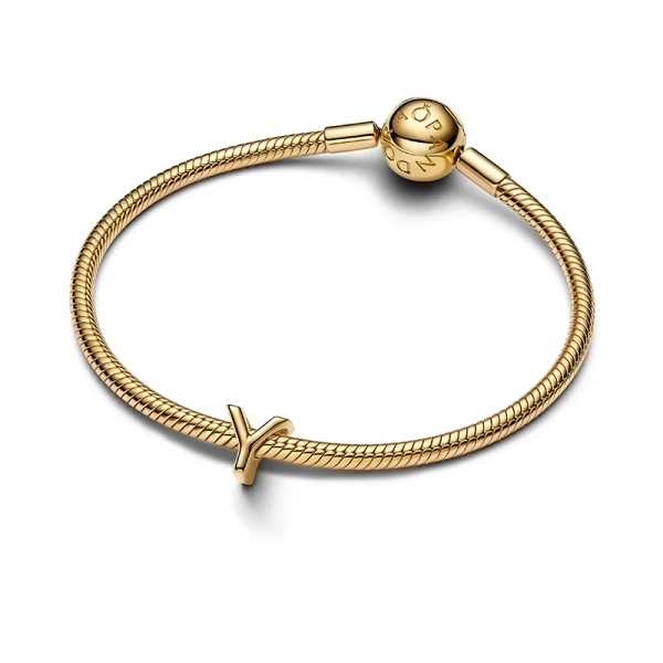 Elegant Pandora Moments bokstavsberlock i 14K guldpläterad metall formad som bokstaven Y för att förhöja din personliga stil och symbolisera din unika individualitet.