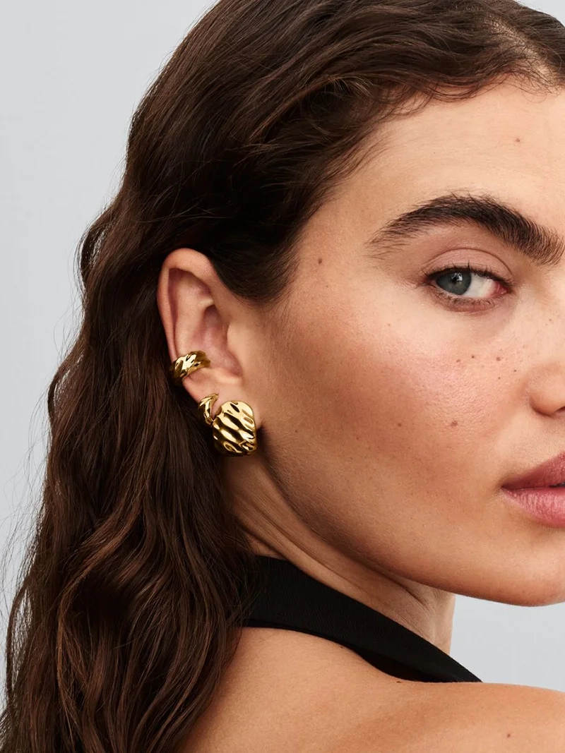 Räfflade Breda Hoops Guld från Pandora Essence - Skapa trendig och personlig stil med dessa vackra örhängen som ger en modern och elegant touch till din outfit.