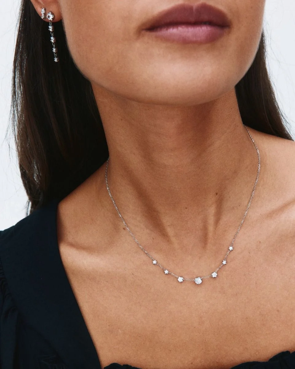 Halsband i polerat stål med gnistrande cubic zirconia-stenar i olika storlekar