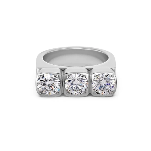 minimalistisk design och en glittrande klar sten i mitten. Finns i flera storlekar.