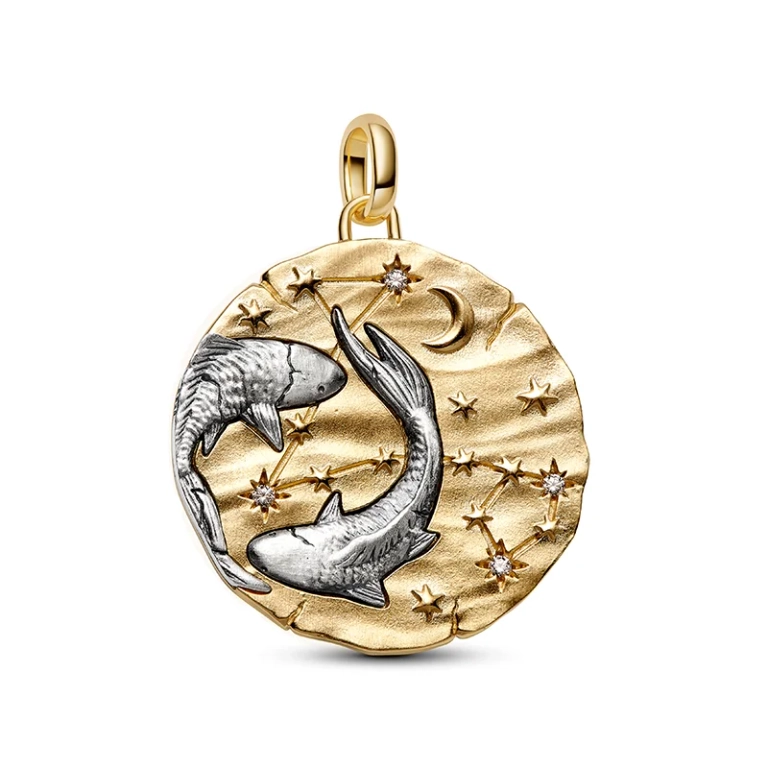 Fiskarna Medaljong från Pandora ME i förgyllt silver med gnistrande stenar och inskriptionen ”MEMENTO SOMNIARE”.