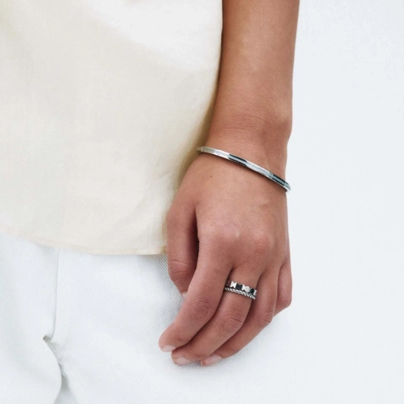 Elegant ring i polerat rostfritt stål med repinspirerat mönster från Edblad