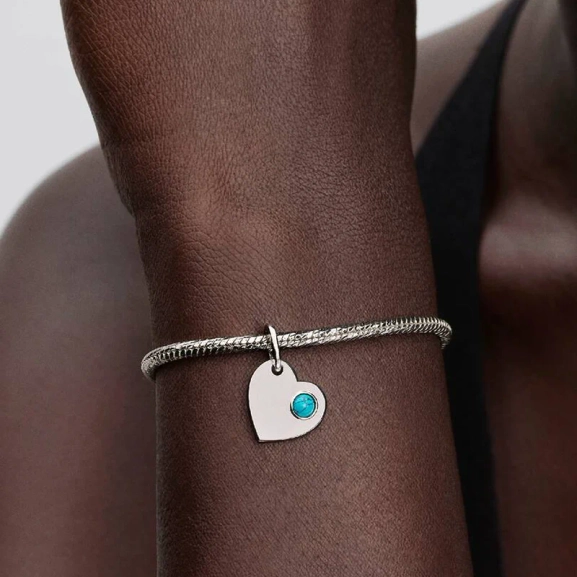December Månadssten Hjärtformad Hängberlock i silver med klar turkos cubic zirconia från Pandora Moments-kollektionen.