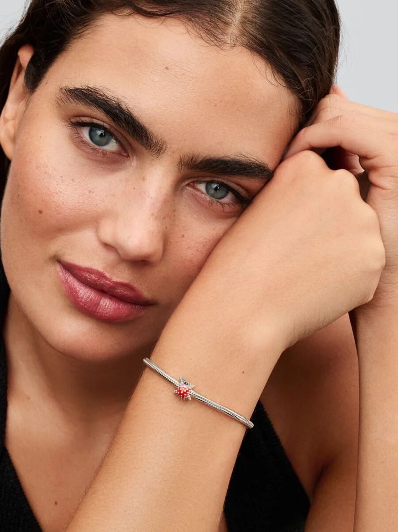 Färgglad sjöstjärna miniberlock från Pandora med lekfull design i sterlingsilver