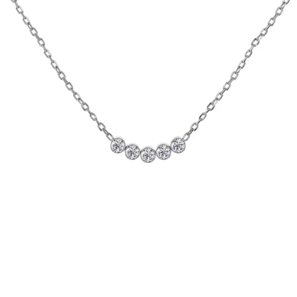 Halsband i rostfritt stål med fem cubic zirconia-stenar på en justerbar ankarkedja