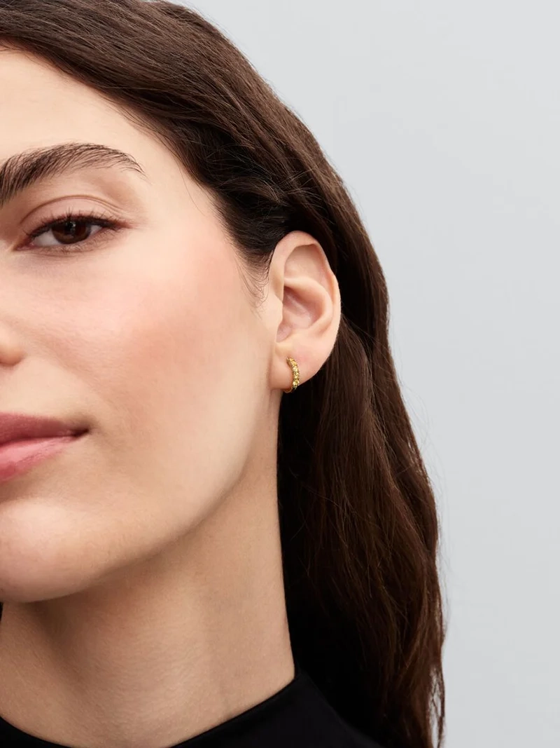 Gula Huggie Örhängen Guld från Pandora Timeless kollektionen med Cubic Zirconia stenar och 14 karat guldplätering.