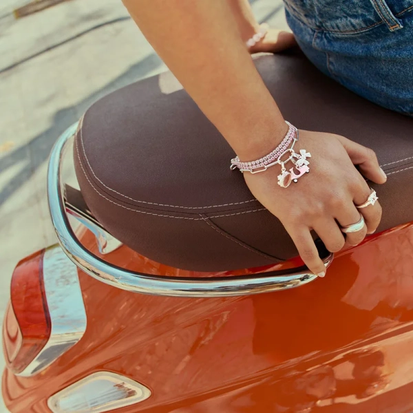 passar Charm Club Connect halsband och armband.