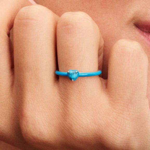 Ring med Turkos Hjärtformad Sten i silver och turkos emalj från Pandora ME kollektionen. Utstrålar kärlek och gemenskap