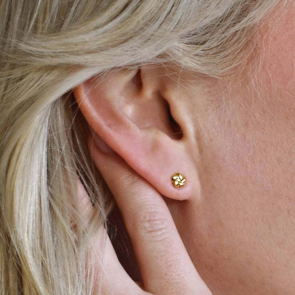 Empower Drop Studs Gold - Drakenberg Sjölin Örhängen - Snabb frakt & paketinslagning - Nordic Spectra