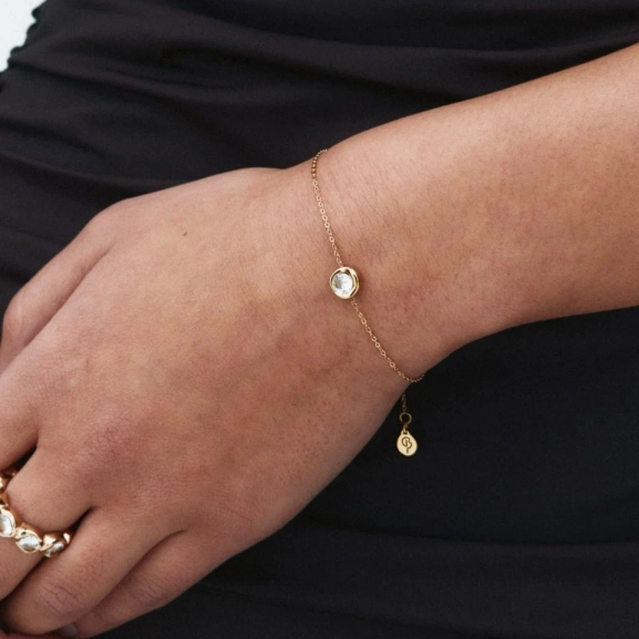 gnistrande sten på fasettslipad kedja