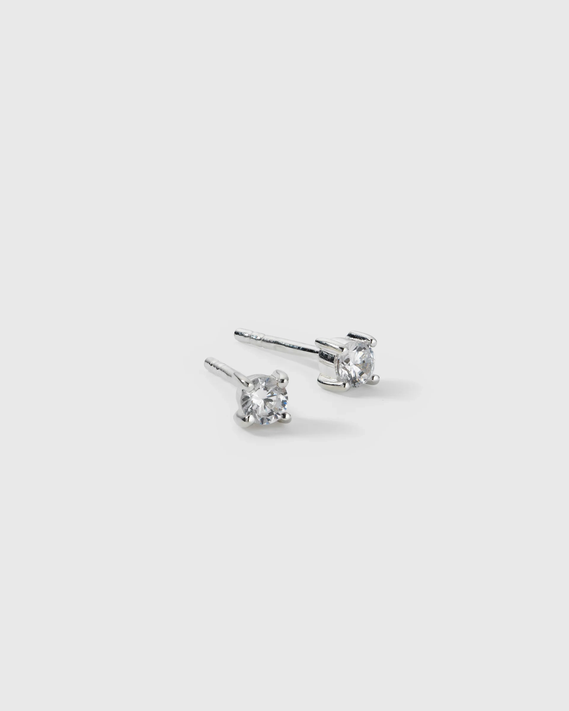 Celestia Studs Set Silver: tre par stilrena silverörhängen med cubic zirconia i olika storlekar från Syster P.