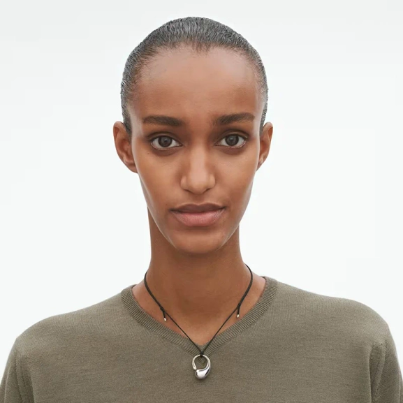 böljande former på svart bomullssnöre