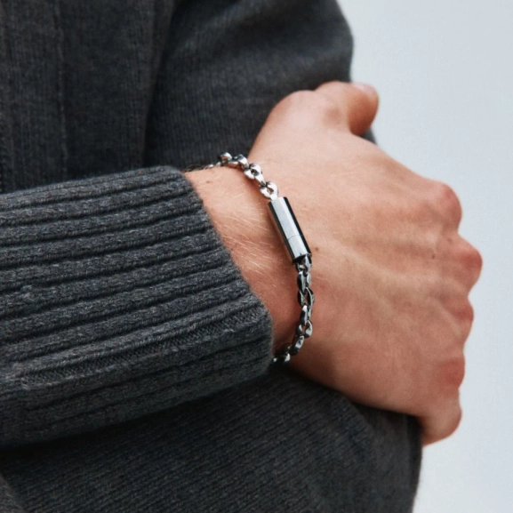 hamrad kaffebönskedja och stilrent skruvlås