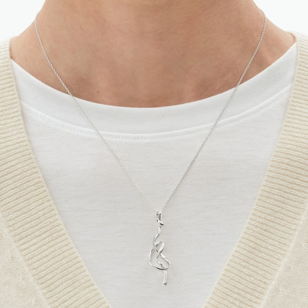 GJ_SS26_ECOM_ON_MODEL_FORGET_ME_KNOT_PENDANT_SILVER_20001679