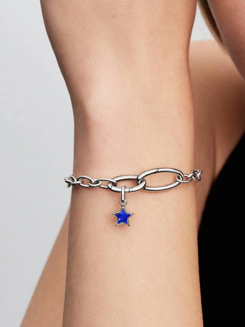 med blå imitation lapis lazuli och stjärndekor i relief.