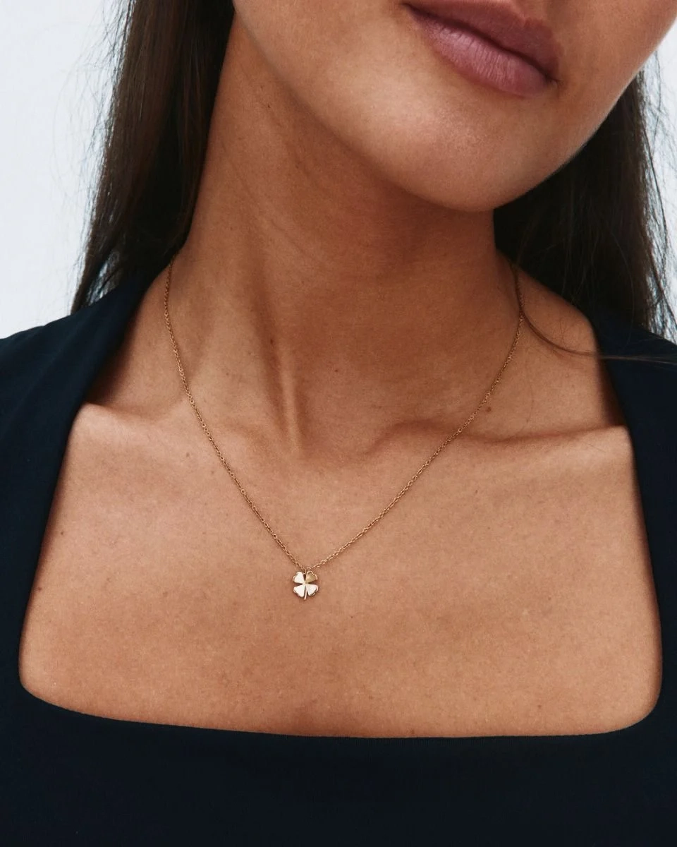 Halsband i 14K guldplätering med stilren fyrklöverberlock på tunn kedja från Edblad Lucky Mini-serien.