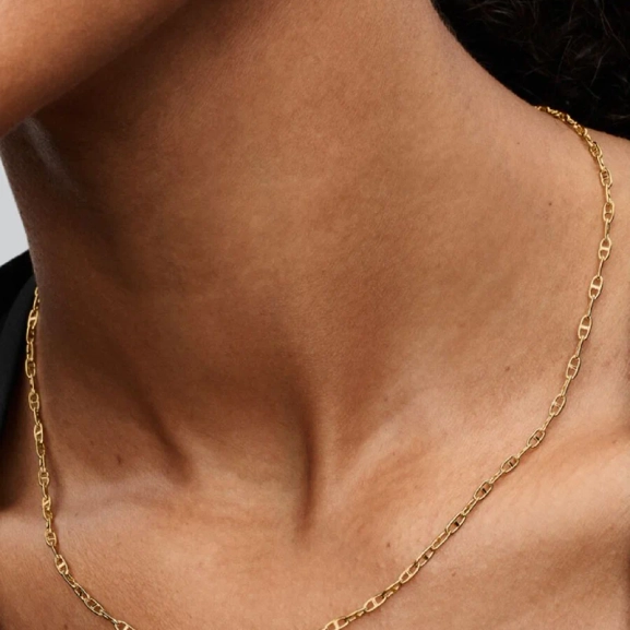 Ankarkedja Halsband Guld från Pandora Moments: Eleganta 14K guldpläterade länkar som ger en känsla av lyx och subtil elegans till din personliga stil.