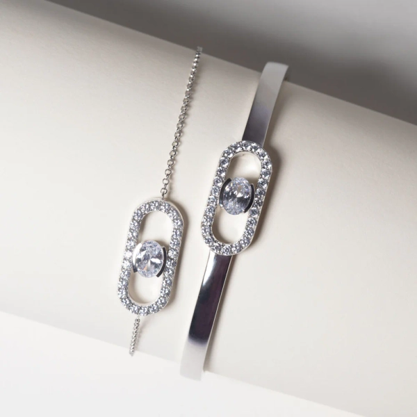Ellisse Carezza Bangle från Sif Jakobs i silver med gnistrande cubic zirconia-stenar