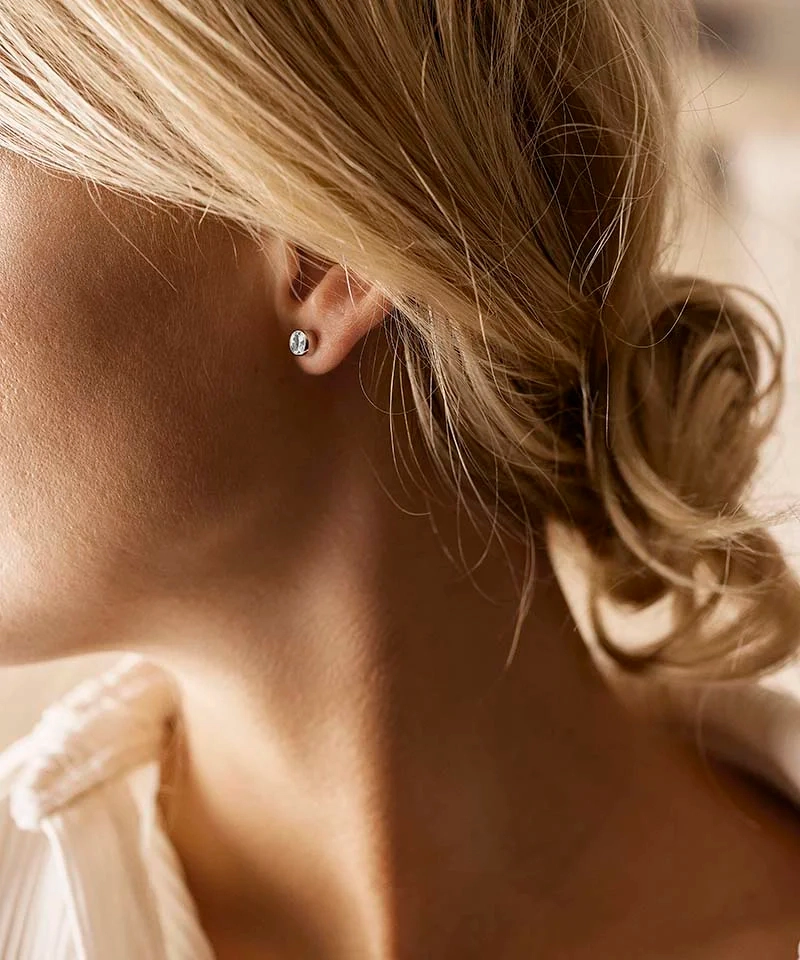 Eleganta Blomdahl-örhängen med 6 mm kristall i medicinsk titan