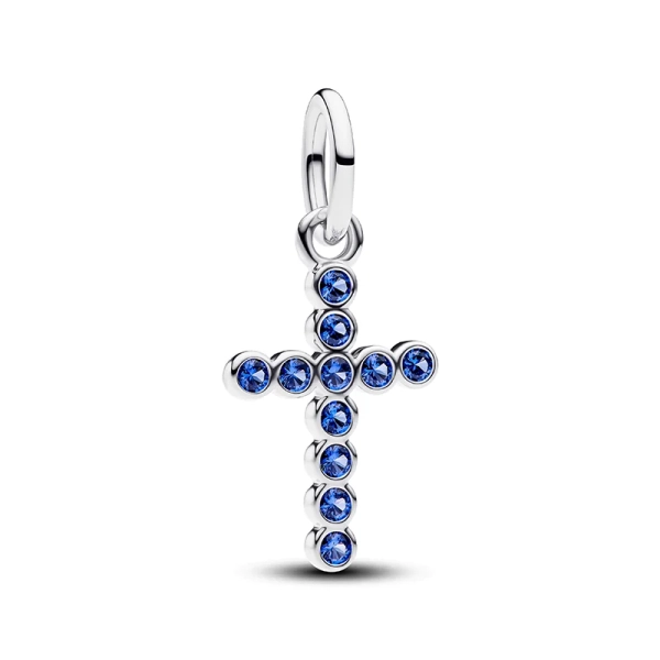 Blått kors hängberlock med glittrande konstgjorda kristaller i sterlingsilver från Pandora Moments. Skapar en elegant och stilfull look