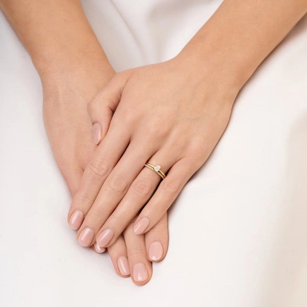 solitärring i 18K gult guld med smaragdslipad diamant i klofattning.