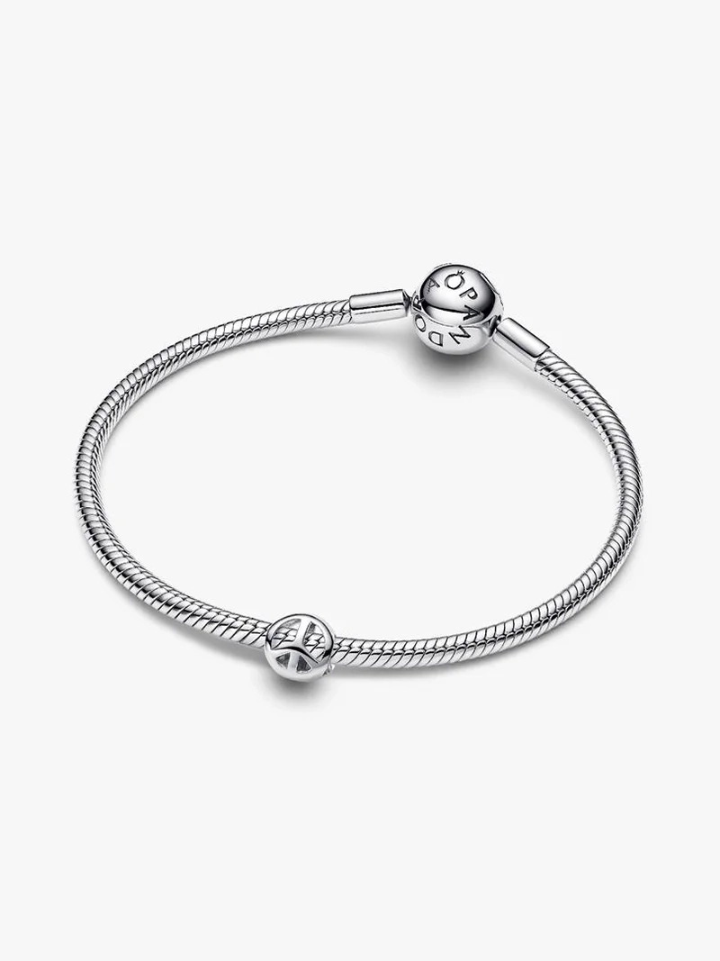 Mini Peace Berlock från Pandora Moments. En symbol för lugn och harmoni i en hektisk värld. Håll dig balanserad och jordad med denna eleganta berlock i sterlingsilver.
