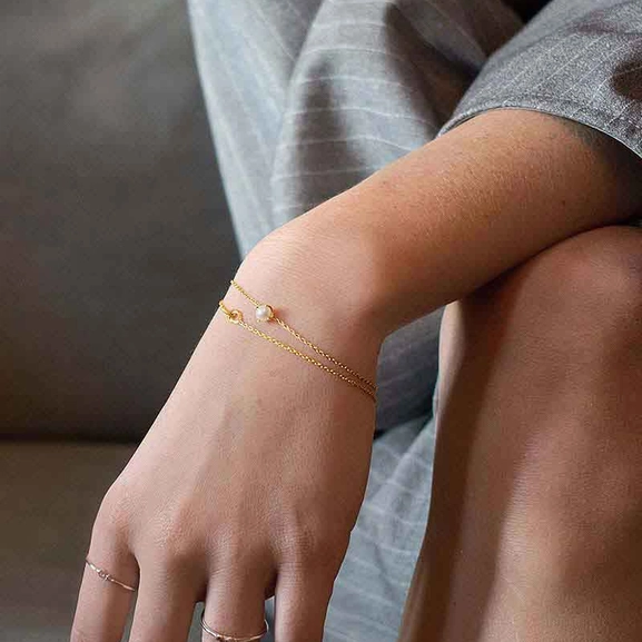 Petite Pearl Bracelet Gold - Drakenberg Sjölin Armband - Snabb frakt & paketinslagning - Nordicspectra.se