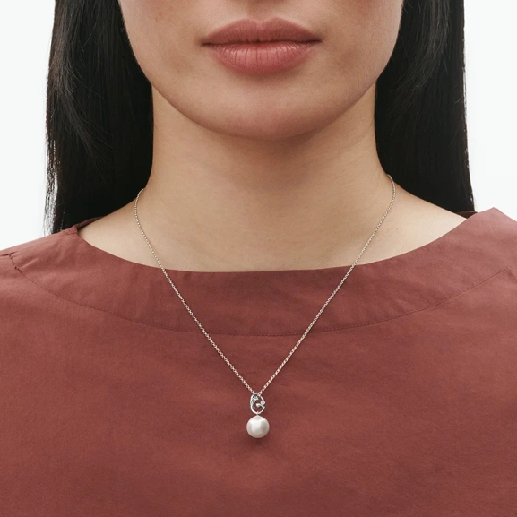 SS25_ECOM_ON-MODEL_MAGIC_PENDANT_10009353_Close-ups