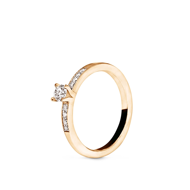Nordic Spectra – Sofia Solitärring med sidostenar 0,28 ct Guld