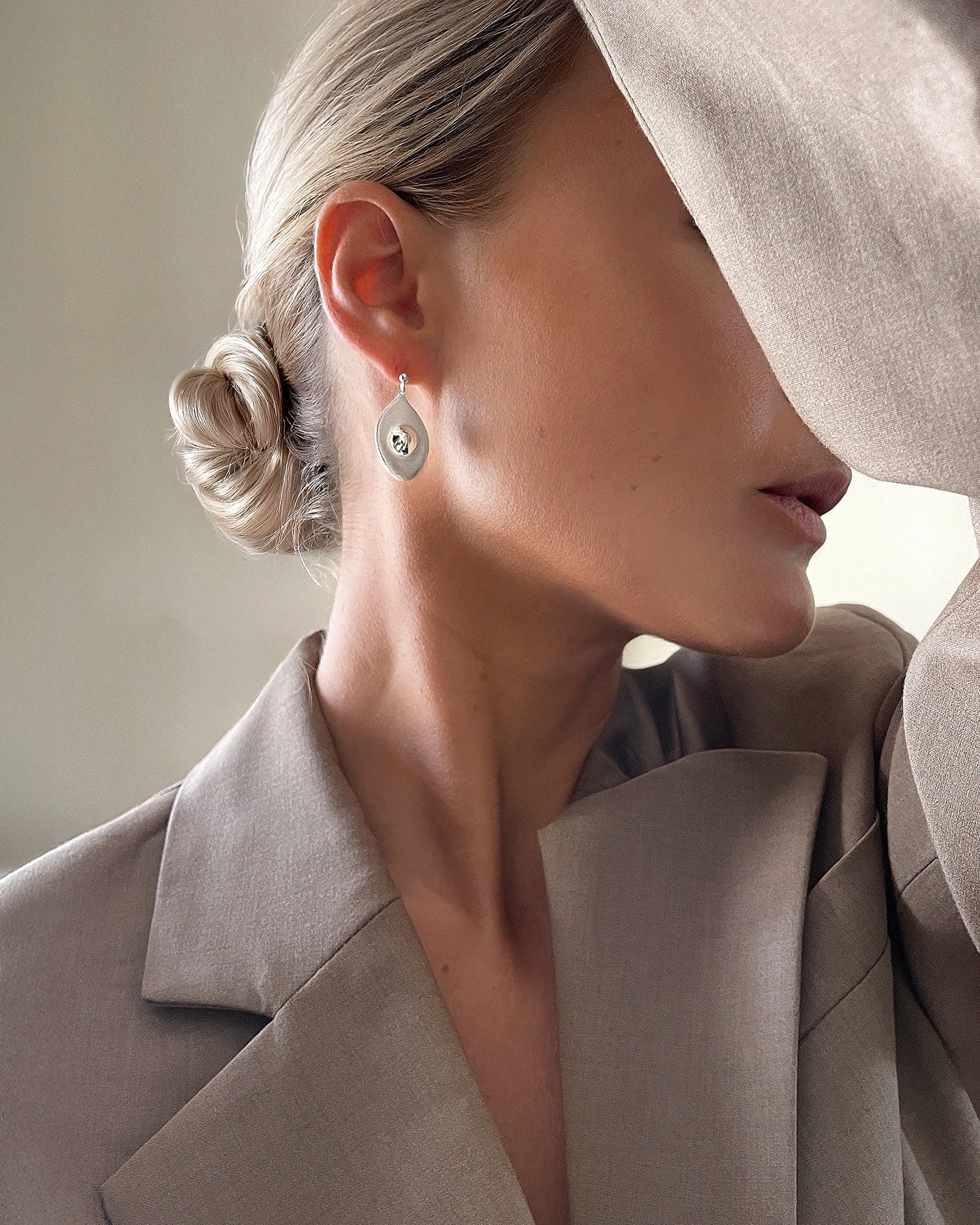 droppformade stiftörhängen med rund detalj