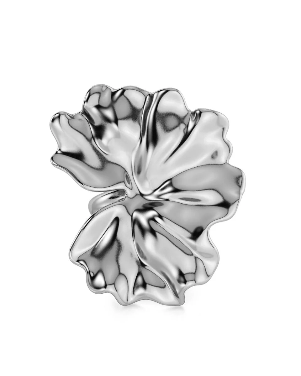 böljande blombladsformer som elegant breder ut sig över fingret.