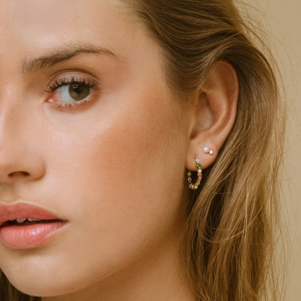 eleganta små örhängen i 18K guldpläterat silver med cubic zirconia och sötvattenpärla.