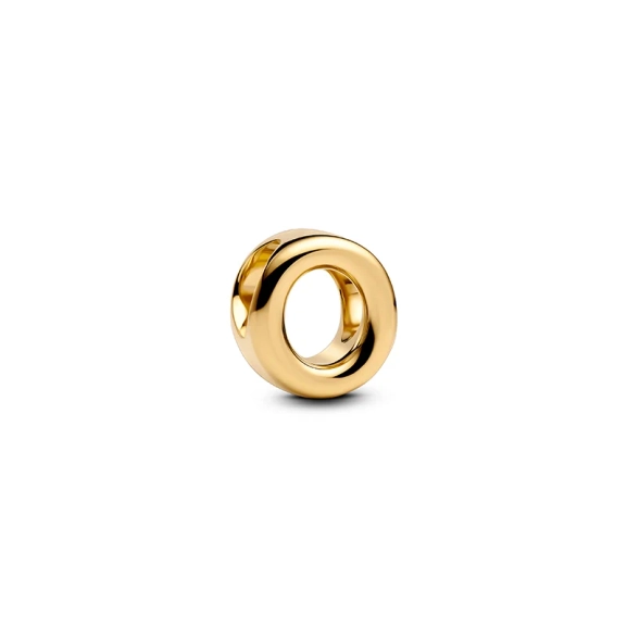 Buchstabe O Charm Gold von Pandora. Gestalten Sie Ihr individuelles Wort oder Ihre Botschaft mit diesem eleganten Charm aus 14 Karat vergoldetem Metall. Eine edle Note für Ihre Schmucksammlung.