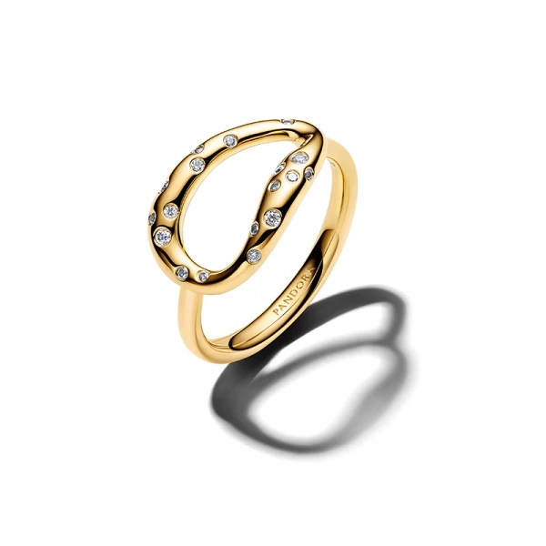 Organisch geformter Statement-Ring aus Gold von Pandora mit kreisförmigem Design und funkelnden Zirkonia-Steinen.