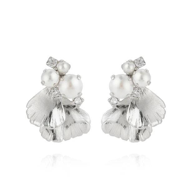 Lumi Pearl Earrings i rhodiumpläterad mässing med Swarovski-kristaller och pärlor från Caroline Svedbom