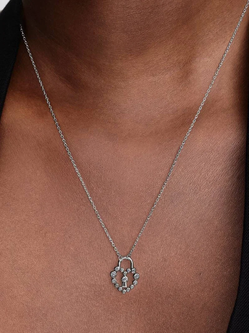 die ein Herz und ein charmantes Vorhängeschloss in der Mitte bilden. Ein Symbol ewiger Liebe und Verbundenheit von Pandora Moments.