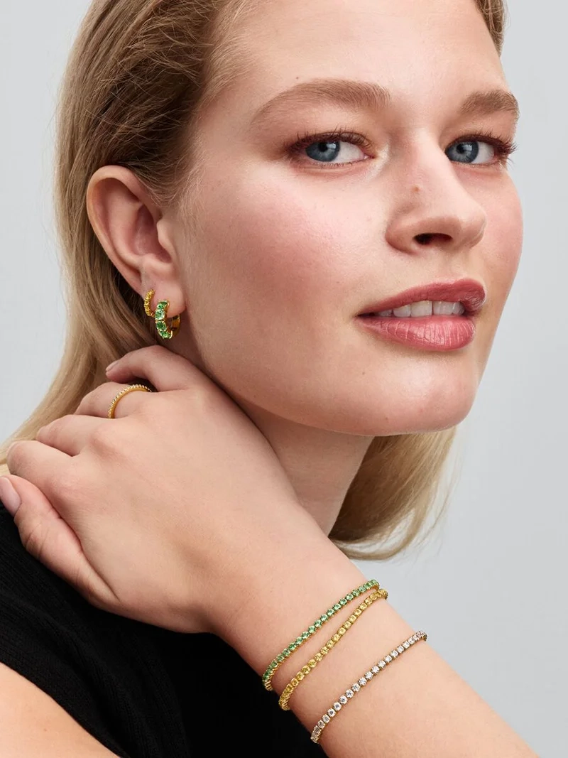 Gröna Hoops Guld från Pandora Timeless - Förgyllda örhängen med vackra gröna stenar för en sofistikerad och glamorös stil.