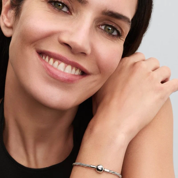 Armbandet Moments Rund Ormkedja med Pandora-logotyp i sterlingsilver